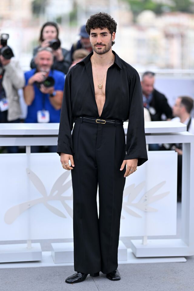 José Condessa a surpreender com este look Saint Laurent. A par dos colegas que fazem parte do filme de Pedro Almodóvar "Estranha Forma de Vida", os decotes em V com que se apresentaram estão a ser, até ao momento, os mais badalados de Cannes.