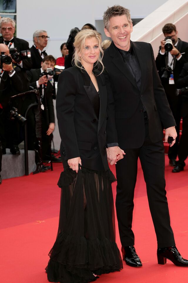 Ethan Hawke, ao lado da filha, num look super elegante e a mostrar que a idade só lhe fez bem.