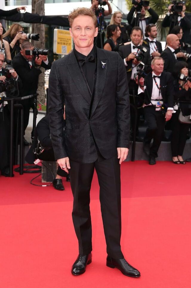 Matthias Schweghofer, umm exemplo de como preto sobre preto não precisa de ser liso, podendo-se brincar com diferentes texturas, luzes e tons.