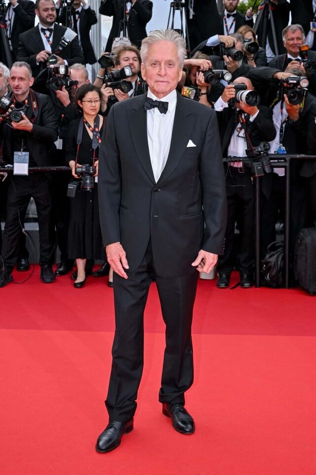 Michael Douglas, um homem clássico a mostrar como a elegância nunca sai de moda.