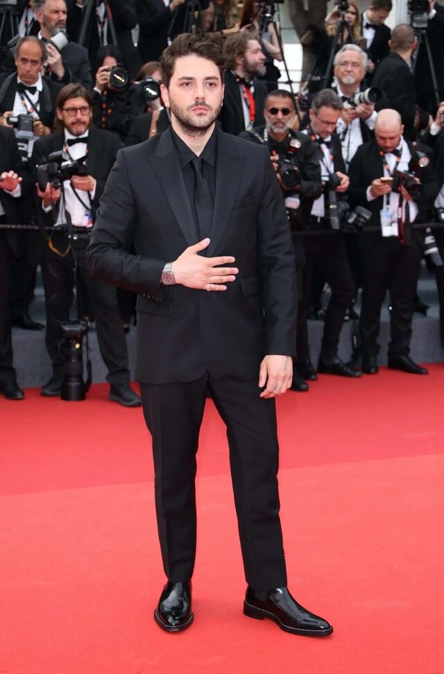 Xavier Dolán, o exemplo perfeito do que significa hoje um look total black, com um bom equilíbrio entre o formal e algo mais moderno.