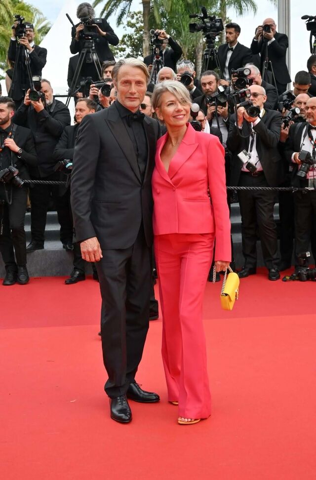 Mads Mikkelsen. Definitivamente, os looks em preto total estão a ganhar na red carpet.