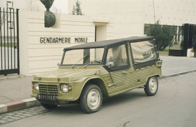 Citroën Méhari verde.