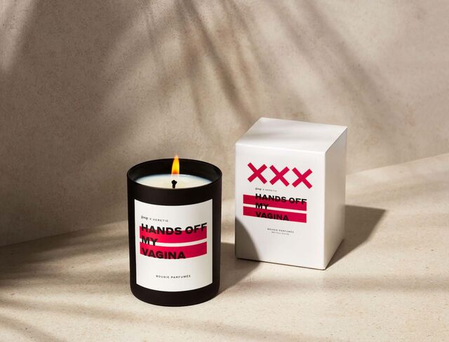A nova vela da marca Goop de Gwyneth Paltrow, contém leite de coco e rosas Damascena, baunilha crua, notas de cipreste hinoki e notas de cacau torrado.