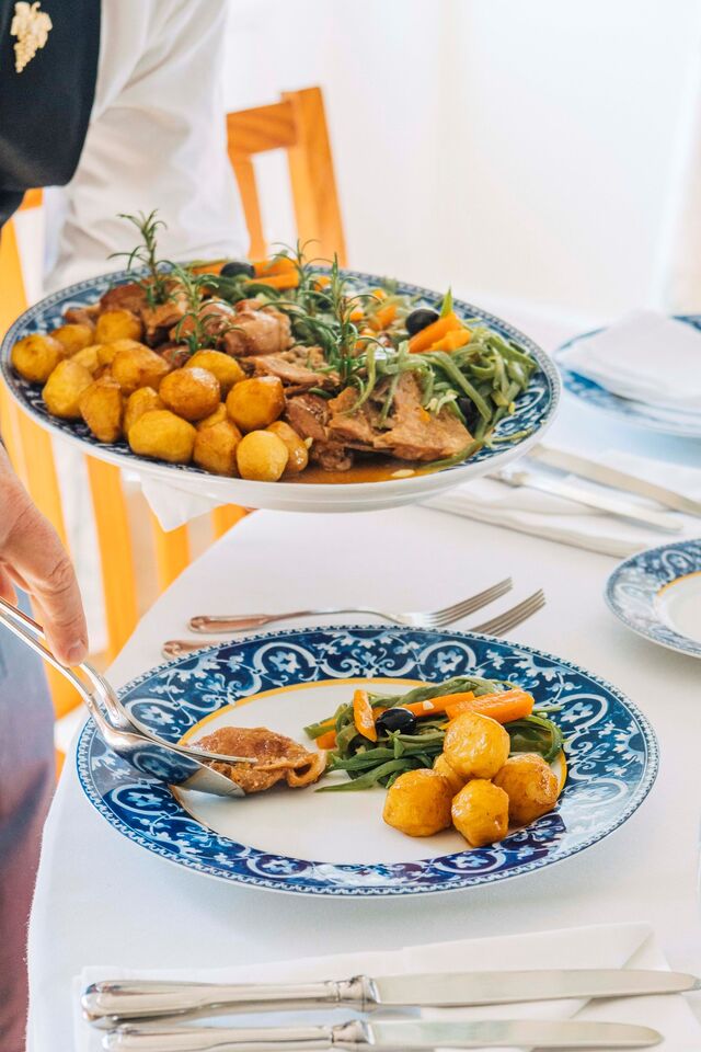 Cabrito assado, com cenoura, feijão verde e batatas.