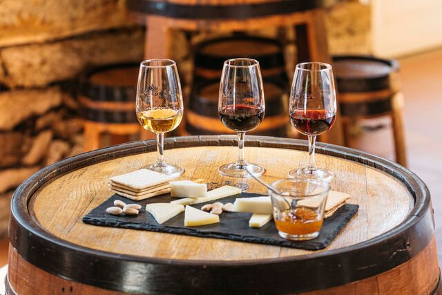 Degustação de Vinhos do Porto Fonseca com seleção de queijos.