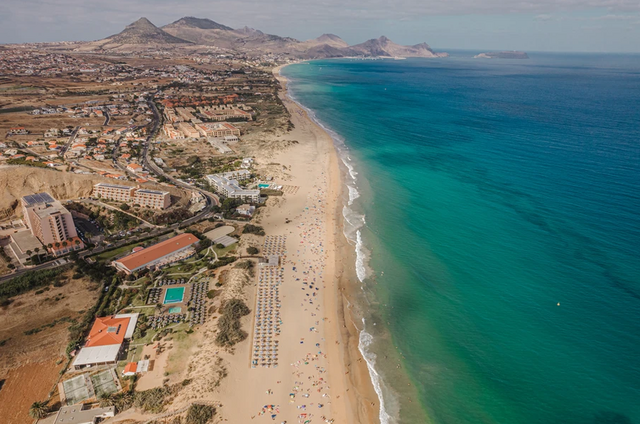 O alojamento do festival faz-se no Hotel Vila Baleira Porto Santo, que já é quase uma instituição local.
