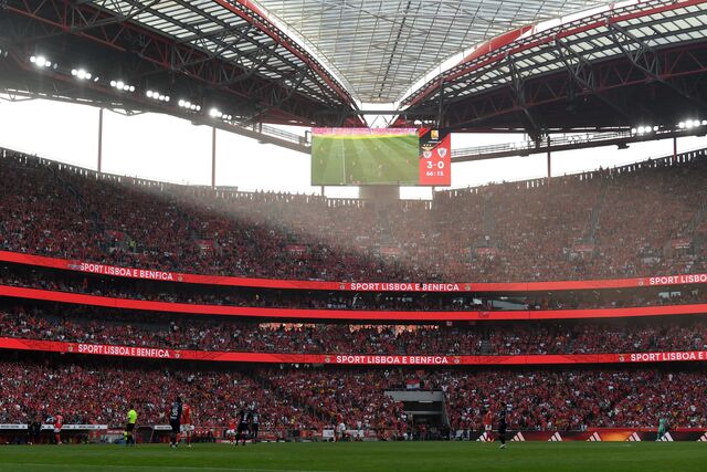 O Benfica sagrou-se pela 38ª vez campeão nacional de futebol, depois de derrotar o Santa Clara num Estádio cheio de adeptos.