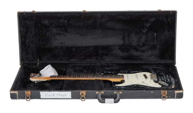 Fender Stratocaster numa caixa.