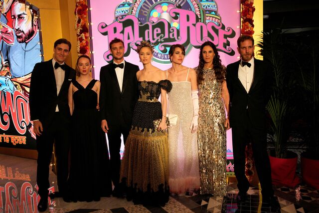 Ben Sylvester Strautmann e Alexandra de Hannover, Pierre Casiraghi e Beatrice Borromeo, Charlotte Casiraghi, Tatiana Santo Domingo e Andrea Casiraghi, no Baile da Rosa 2023