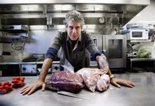 Tudo menos a bexiga. A experiência de Anthony Bourdain pelo mundo, com passagem por Portugal