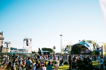 Homenagear a música portuguesa nos jardins da Torre de Belém em Lisboa