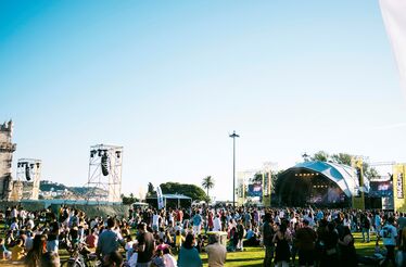 Homenagear a música portuguesa nos jardins da Torre de Belém em Lisboa