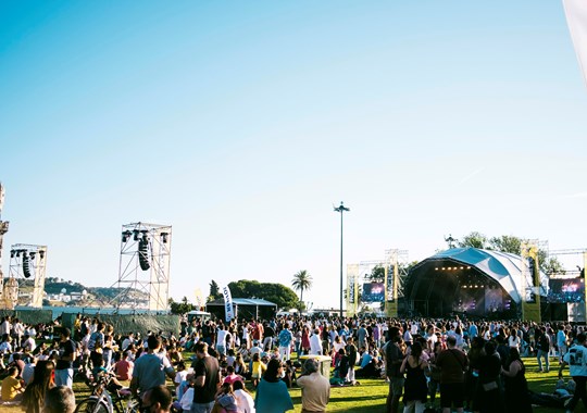 Homenagear a música portuguesa nos jardins da Torre de Belém em Lisboa