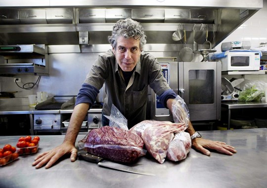 Tudo menos a bexiga. A experiência de Anthony Bourdain pelo mundo, com passagem por Portugal