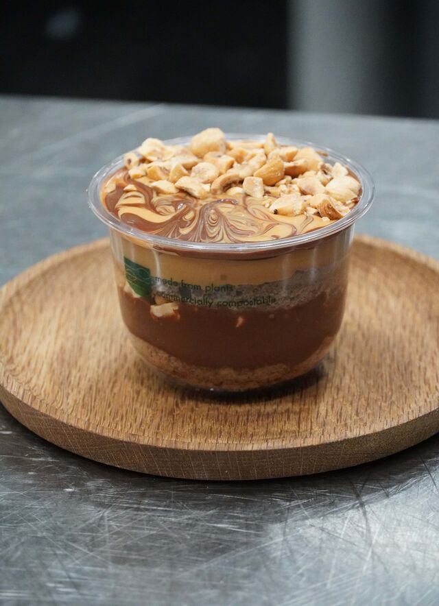 Pão de ló de cacau com chocolate, doce de leite e avelã.