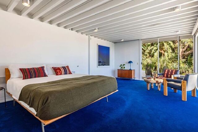 O quarto espaçoso, com um decor muito anos 60.