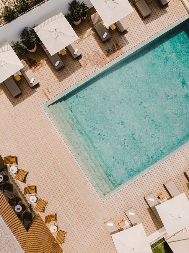 Piscina exterior com água salgada aquecida.