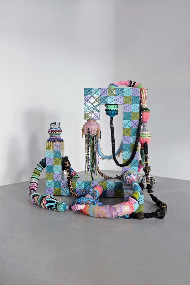 Peça da artista portuguesa Joana Vasconcelos, também em exibição.