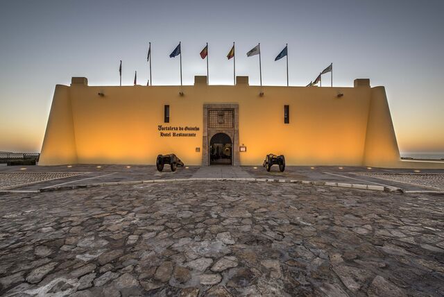 A Fortaleza do Guincho acolhe um hotel de 5 estrelas e um restaurante.