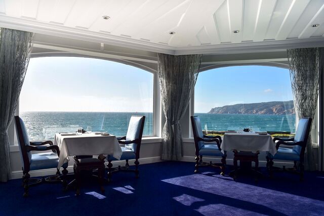O restaurante situa-se numa das zonas mais conhecidas do concelho de Cascais, o Guincho.