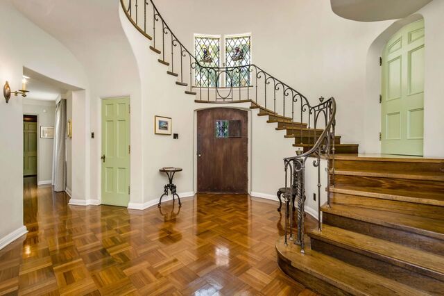 "O hall de entrada não passa despercebido, graças às escadas em espiral, ao teto trabalhado e às janelas com vitrais.