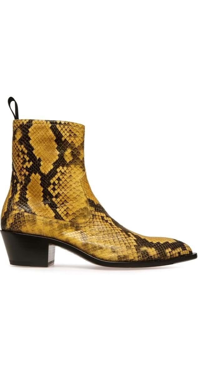 Botins em pele estampida, € 950, Bally.