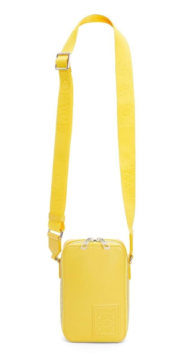 Carteira Crossbody Pocket em pele, € 880, Loewe.