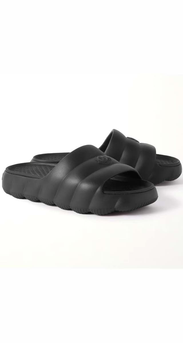 Slides Lilo em borracha, €225, Moncler.