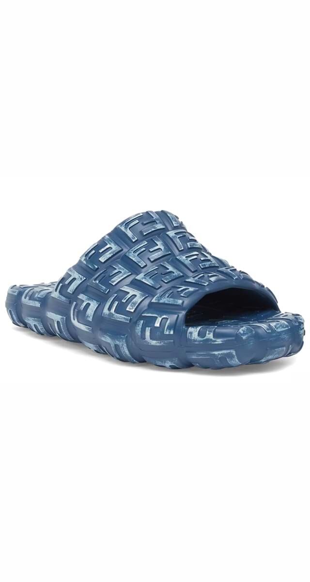 Slides Fendi Cloud em borracha, €520, Fendi.