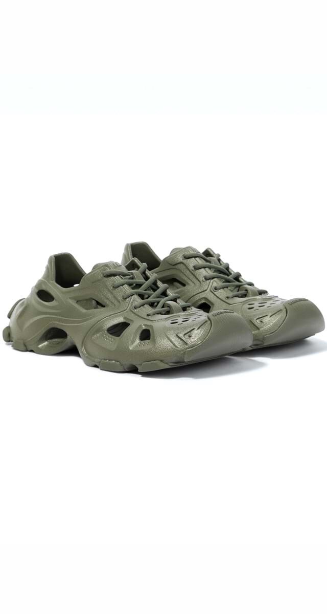 Sandálias ténis HD em borracha, €595, Balenciaga.