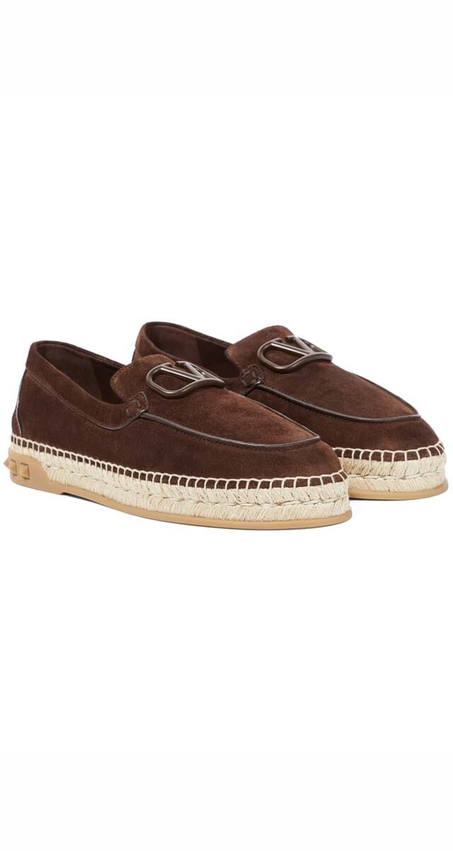Alpercatas em camurça, €690, Valentino.
