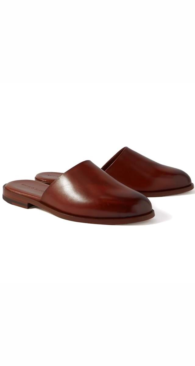 Mules Capuleti em pele, €645, Manolo Blahnik.