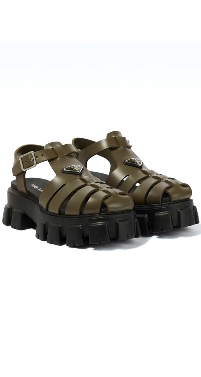 Sandálias em borracha, €650, Prada.
