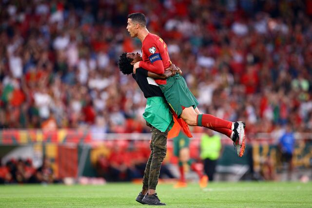 Um adepto invadiu o campo no jogo Portugal - Bósnia e Herzegovina.