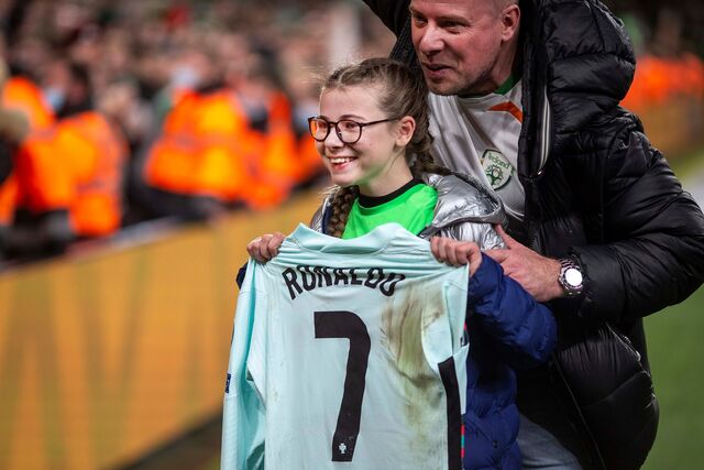 Addison Whelan, 11, uma fã de Ronaldo que foi ao relvado depois de um jogo em Dublin, Irlanda,
