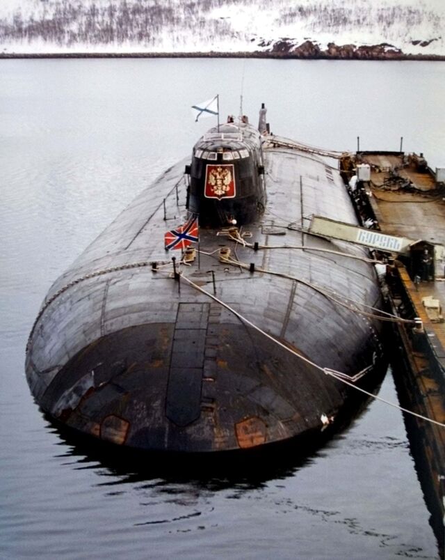 O Kursk, submarino nuclear da marinha russa que ficou no fundo do Mar de Barents, que afundou ao largo de Murmansk, na Rússia, não muito longe da Finlândia, com 118 pessoas, em 2000.