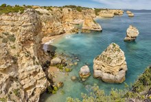 A gruta de Benagil, no Algarve, está entre as dez mais populares da Europa