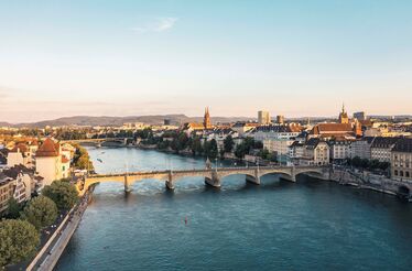 Dos banhos nas fontes aos desportos nos lagos: assim é o verão na Suíça 