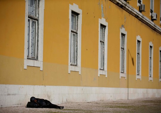 Isto lembra-me Uma História: Escondam os desafortunados, vem aí o Papa