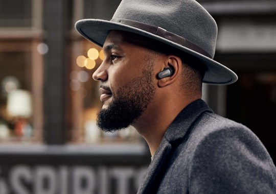 Estes earbuds cancelam o mundo