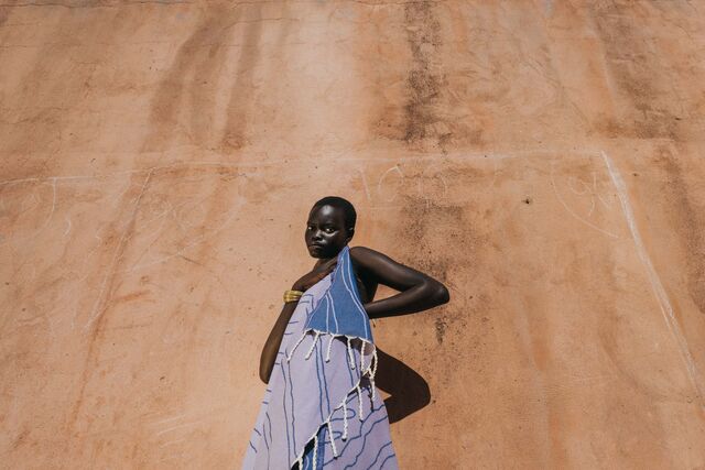 Futah alia-se ainda à fundação sem fins lucrativos Surfistas Orgulhosas na Mulher D'África (SOMA), fundada por uma mulher portuguesa que incentiva jovens à prática de surf.