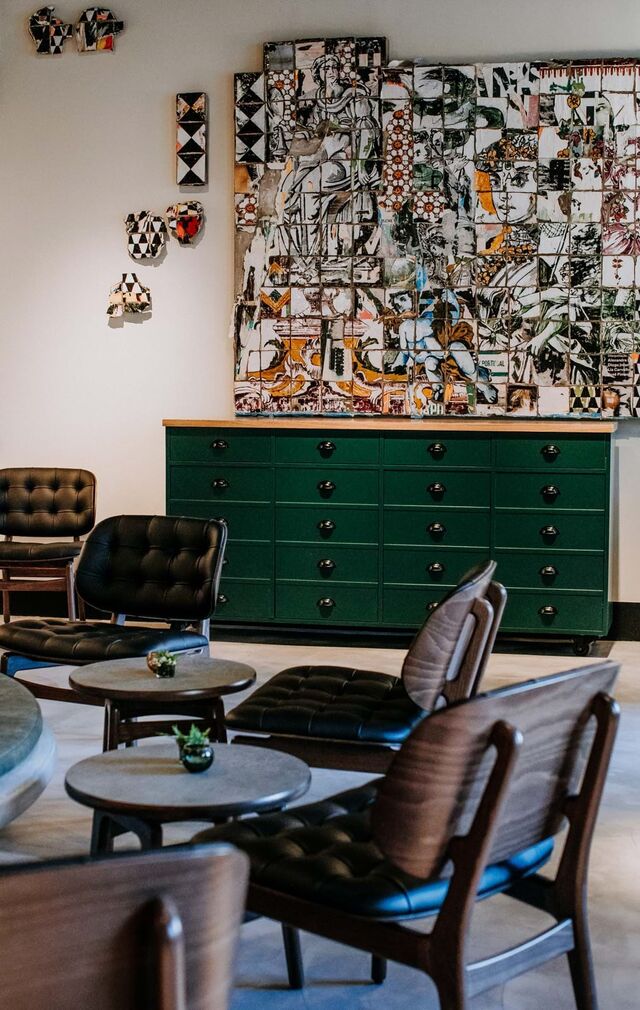 A renovação do Exmo Hotel esteve a cargo do atelier de arquitetura Adriana Floret, enquanto o design de interiores foi feito e pensado pela Lost and Found.