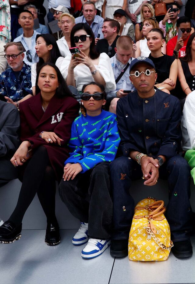 Pharrell Williams com a mulher Helen Lasichanh e o filho Rocket no desfile da Dior Homme, coleção primavera/verão 2024, durante a Semana da Moda Masculina em Paris, 23 de junho de 2023.