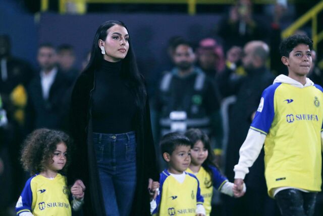 Georgina Rodríguez com os filhos de Ronaldo, na apresentação do craque na Arábia Saudita, quando assinou pelo Al Nassr.