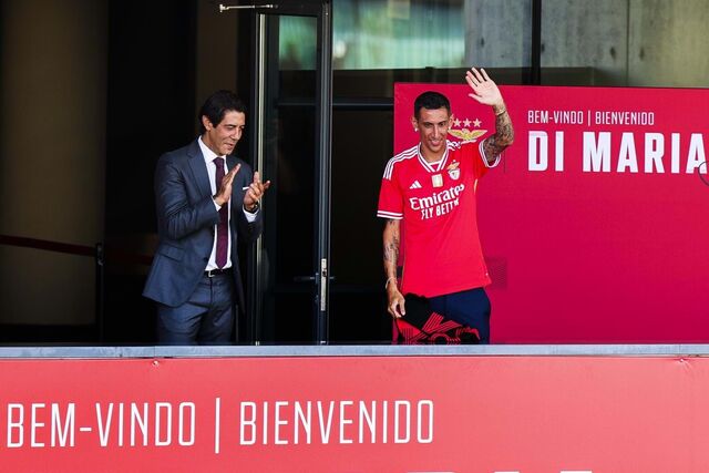A recepção de Di Maria, que volta a assinar pelo Benfica. Ao lado de Rui Costa.
