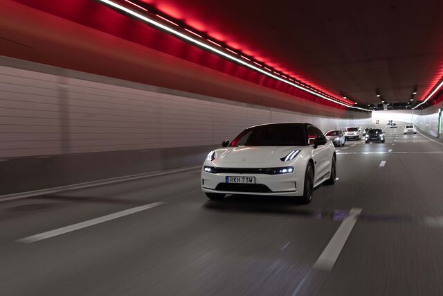"A velocidade máxima é comum (200 km/h), enquanto a aceleração dos 0 aos 100 é cumprida em 7.8 segundos na versão de um motor, e nuns estratosféricos 3.8 segundos (!) nas versões bimotor".