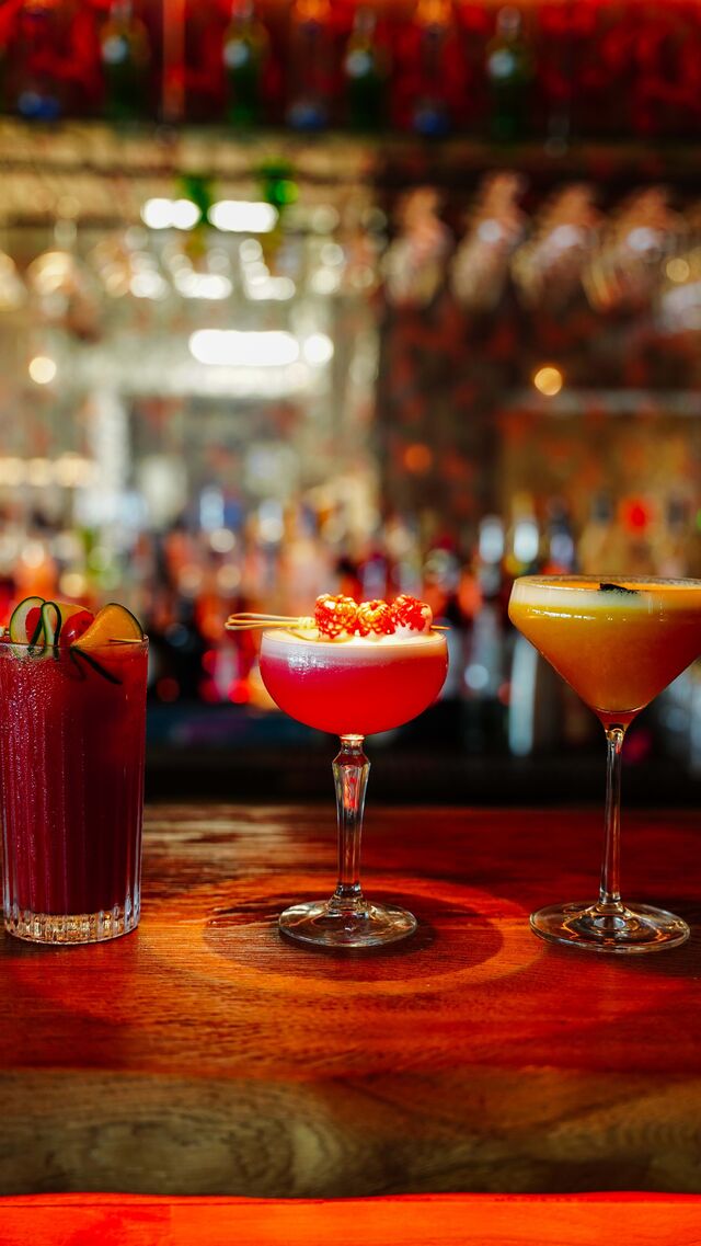 "Pode deixar-se ficar no bar, a carta de bebidas e cocktails".