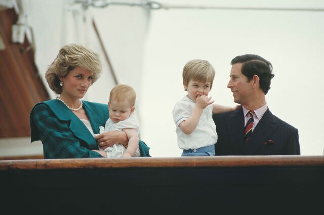 Harry e William também puderam correr pelo convés durante a infância. Em 1985, com os pais, à chegada a Veneza.