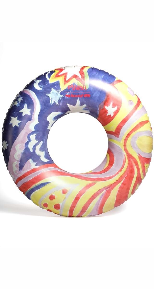 Insuflável de piscina, €150, Marni + No Vacancy.